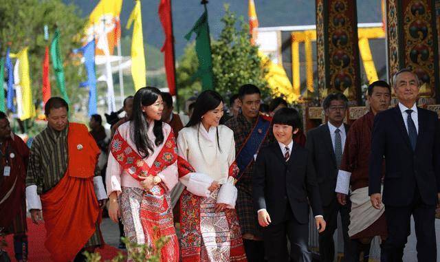 不丹大公主仰视凯特王妃,俏皮热情,二公主迎接纪子妃,惊艳众人