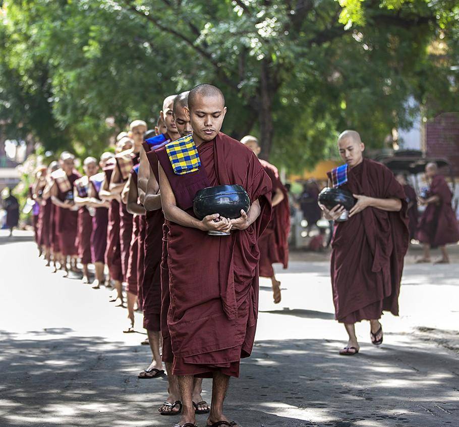 我们尊重每一个为生活打拼的缅甸人,同样也尊重他们对"拖鞋"的执念.