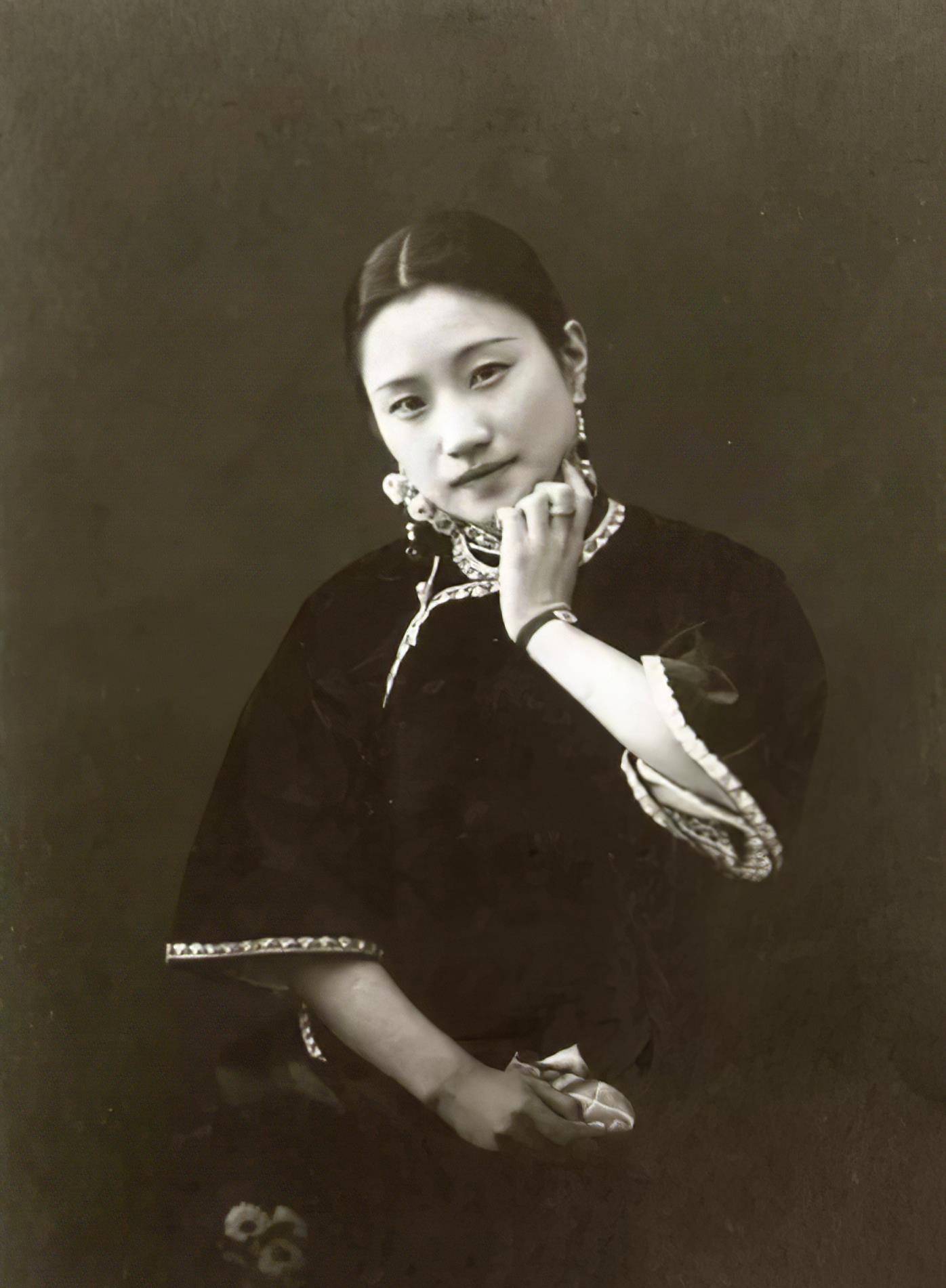 张幼仪没有去公祭的打算,但还是准备了一件黑色旗袍,接到电话后,她