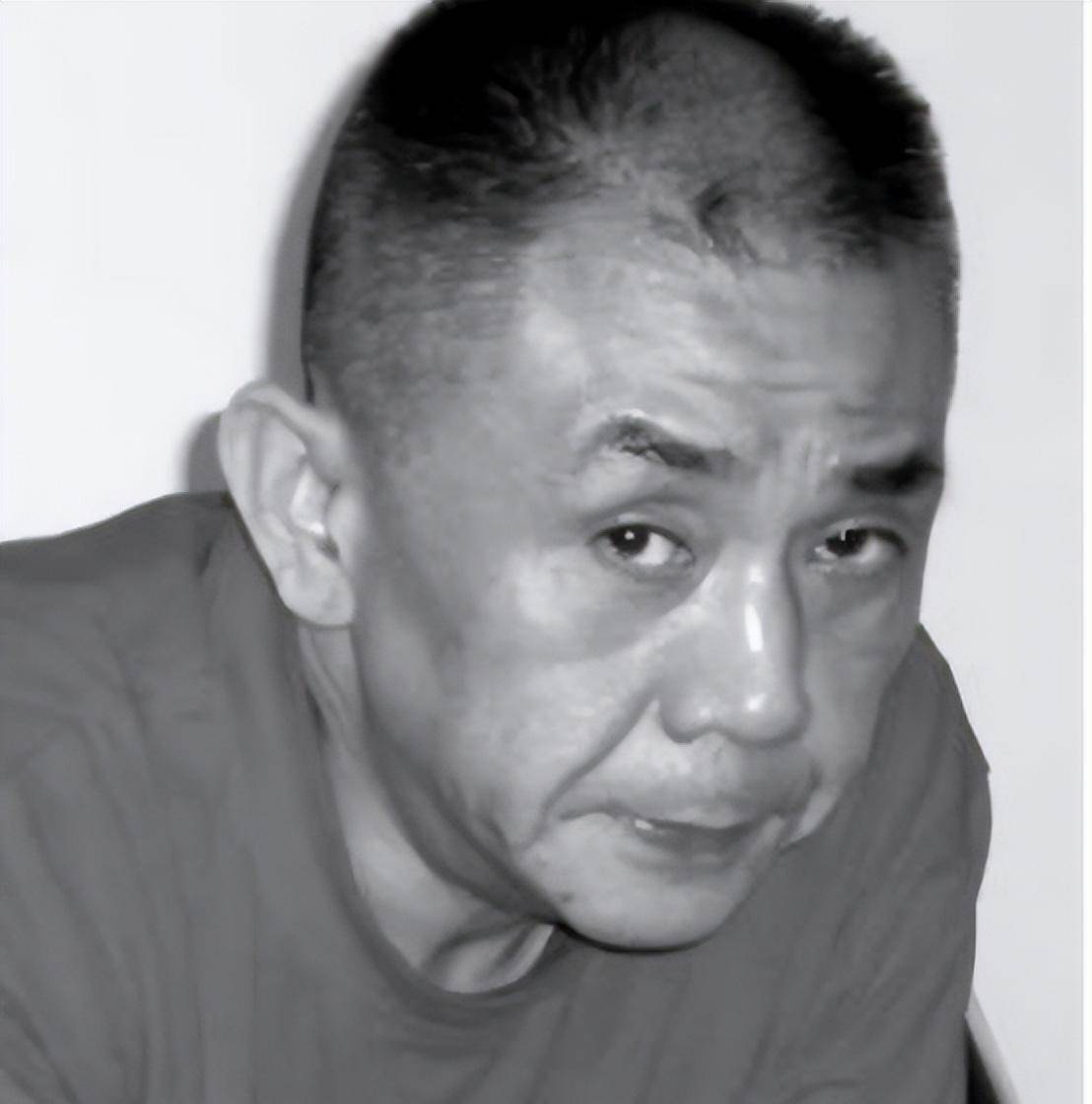 一个男子名叫宗立勇,出境卡上写错了名字,慌张地向工作人员解释,引起