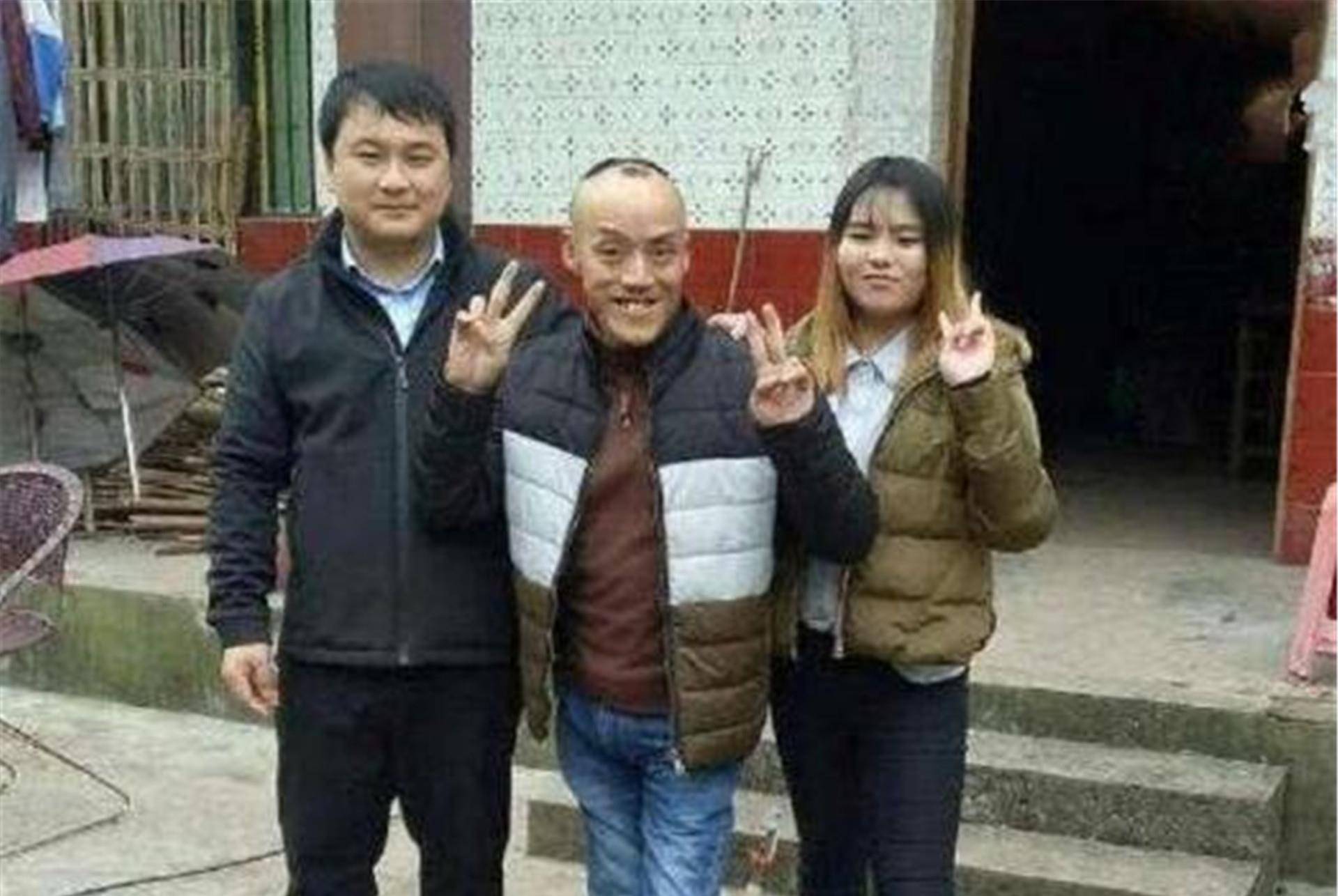 52岁"光头强"热度不再,卖掉豪车换摩托,粉丝娇妻也不辞而别