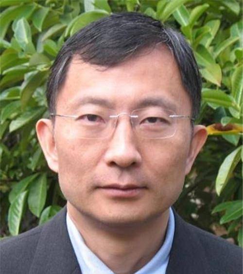 在那个年代,别说考上大学,读完高中的其实都不多.