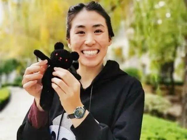 郎平女儿:曾晒与父亲合影,后妈未出镜,牵着7岁弟弟散步_白帆_生活