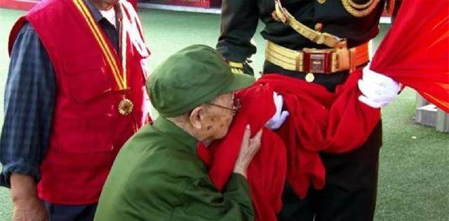 身高1.2米的战斗英雄,常常执行重要刺杀任务,屡立战功