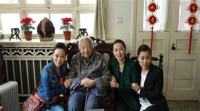 历经磨难的大将夫人 长子是残疾人 老二是植物人 老三是精神病人