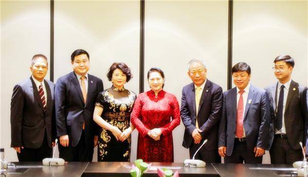 严介和:因生二胎丢掉"铁饭碗",二胎儿子长大后挣上千亿回馈他