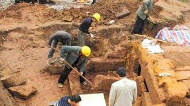 一村民挖蔬菜大棚,无意间发现一座古墓,墓中尸体犹如活人