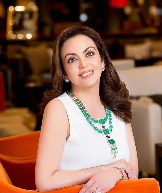 印度富婆妮塔:天生一张旺夫脸儿女双全,被首富独宠36年婚姻幸福