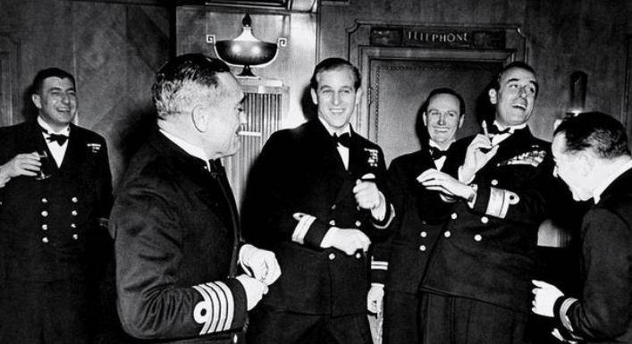 菲利普亲王还和一个27岁的舞女帕特·柯克伍德走到了一起