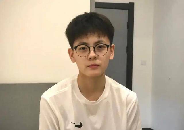 篮球女将杨舒予:19岁征战东京,因帅火爆全网,被赞"人间扳手"