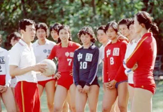 陈招娣最后的告别:53岁现身北京奥运会,全场沸腾,任女排解说员