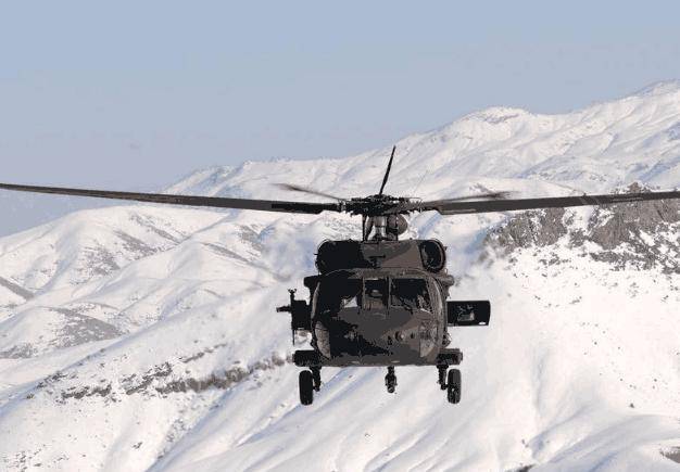 黑鹰武装直升机服役44年,中国也引进24架,动力系统太复杂