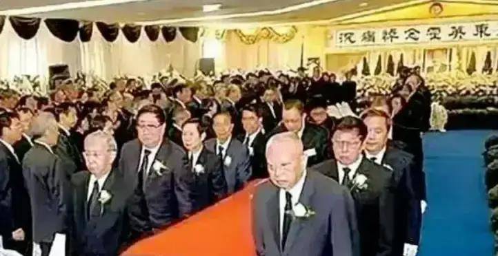 三位享国葬的香港富豪,其中一个裸捐2000亿,升起香港第一面红旗