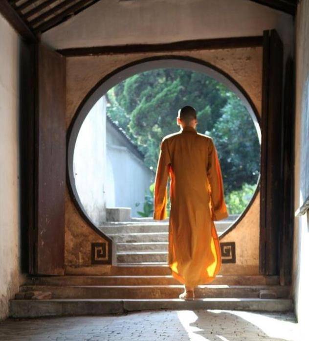 释明心:身高190,天生一对佛耳,富婆豪掷400万,送他法拉利求婚