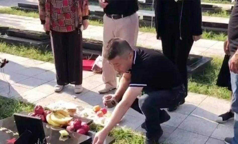 在那里他见到了陈辉,而景宝龙的一声姐夫,让陈辉再次留下了眼泪,就