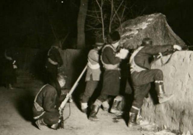 1932年的东北"胡子"真实影像,长枪顶脑瓜子上还真是第一次见!