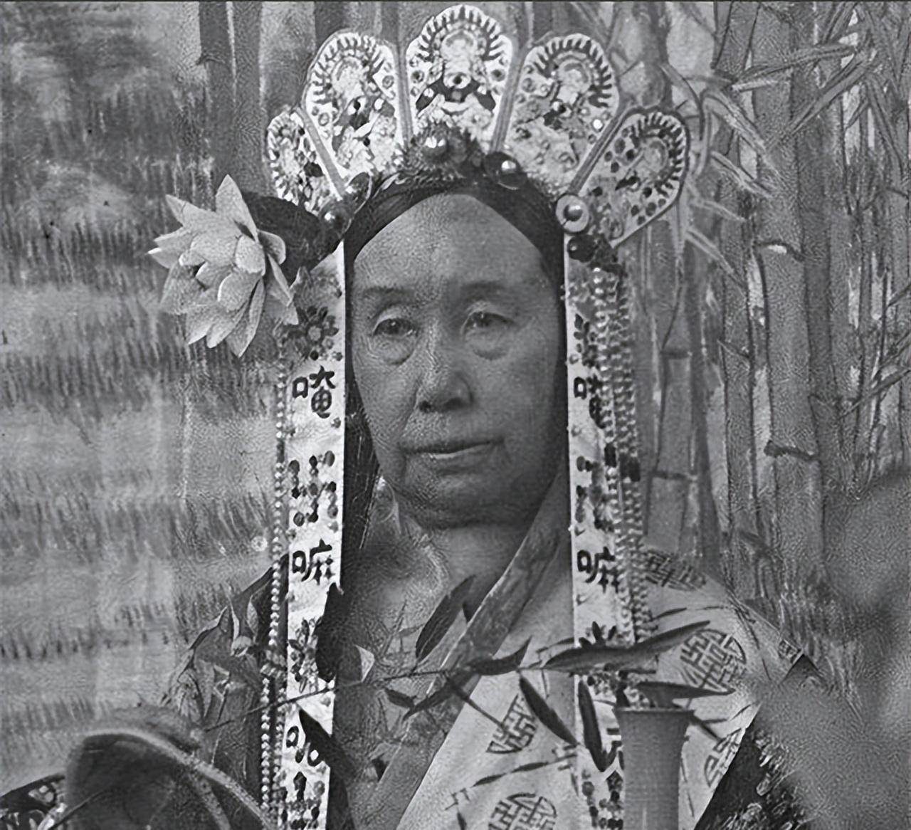 慈禧太后端坐在八抬大轿上,轿子前面就是由李莲英开道,身边跟着浩浩荡