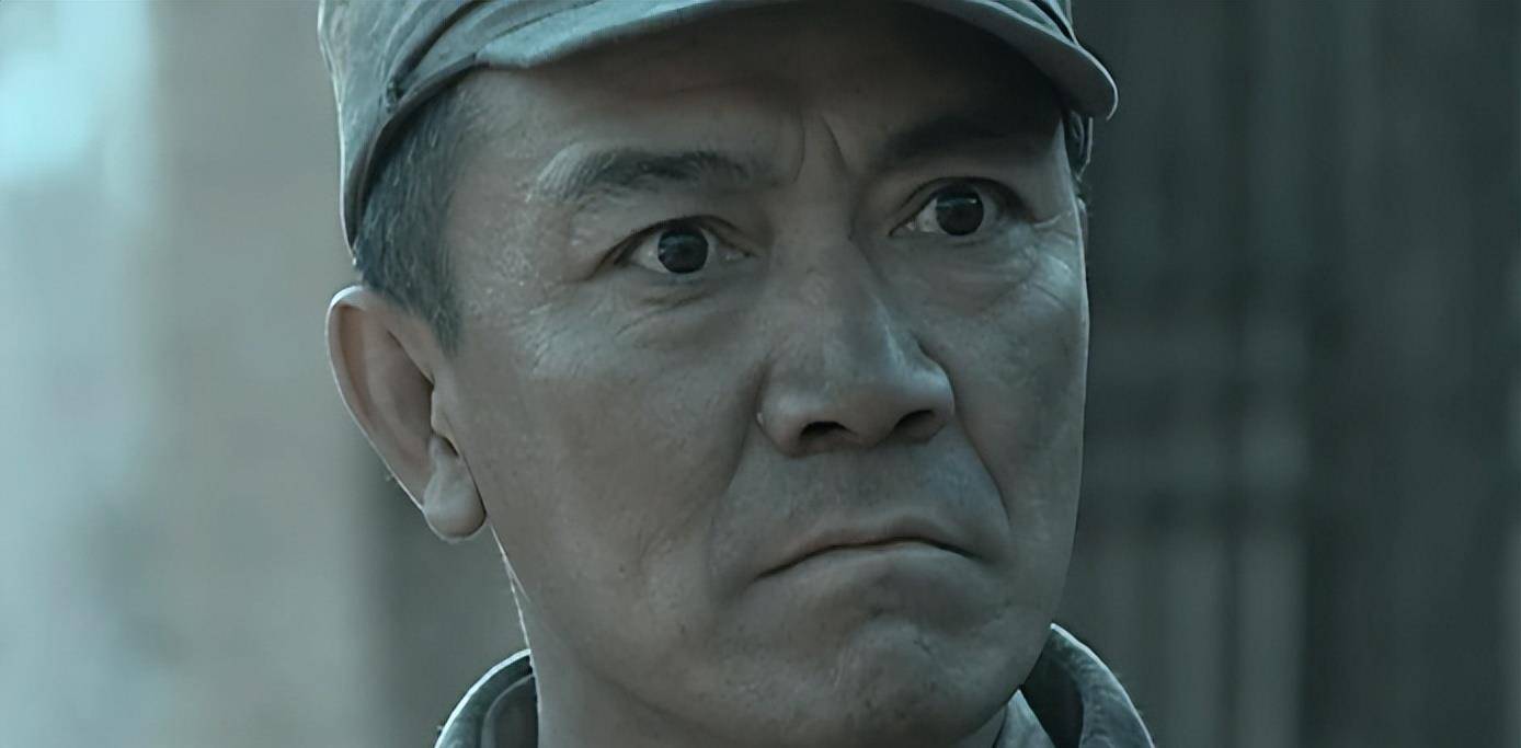 他的职位也是越升越高,20岁就成为红军最年轻的军长,比起《亮剑》中