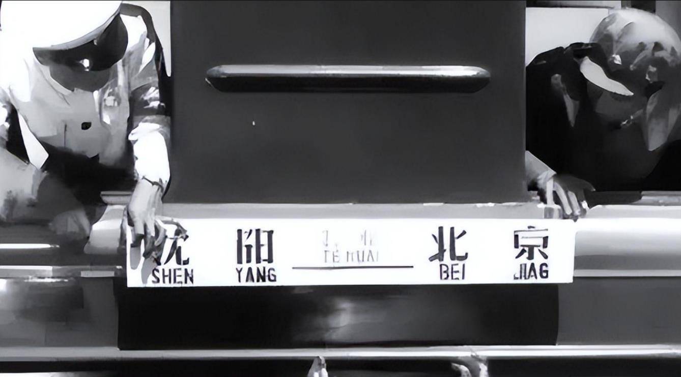 火车就这样,在高地上暂时停留下来,不一会儿,他们来时的路也被大雨