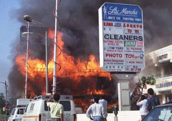 1992年洛杉矶大暴动,韩裔持枪自卫反击,一战成名打服美国黑人_罗德尼