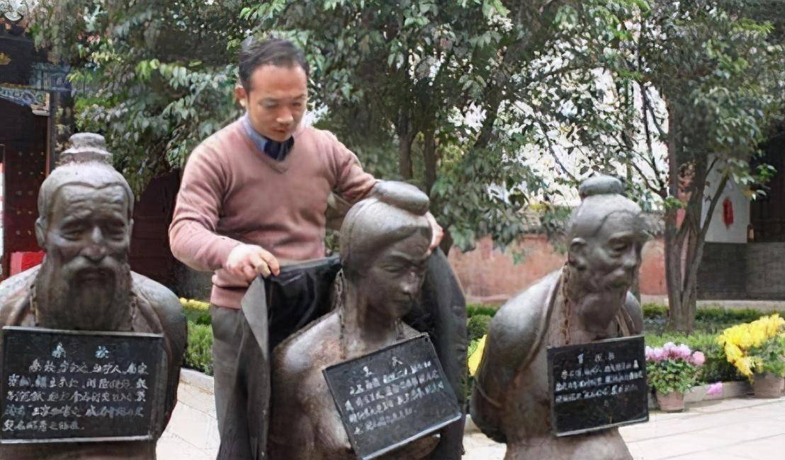 秦桧后人提出拆掉祖先跪像,跪了800年该站起来,专家:不能拆