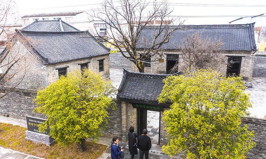 杨靖宇故居就在李湾村的一条主要街道边上,故居里的杨靖宇雕像目光