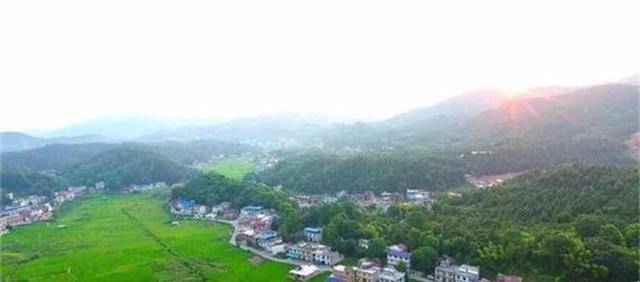 在距离县城15公里处有一个小山村,名叫山明村,有山有水有田有地,门前