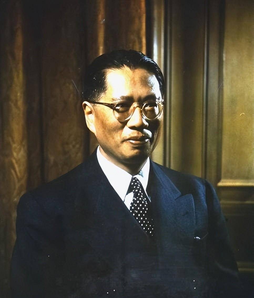 蒋介石看着自己的妻子,最终无奈地改变了已经核定的开除档案,从而保住