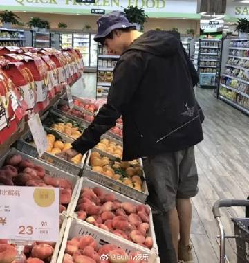 林更新:娱乐圈的"正常上下班男人",逛超市不戴口罩展现真实自我