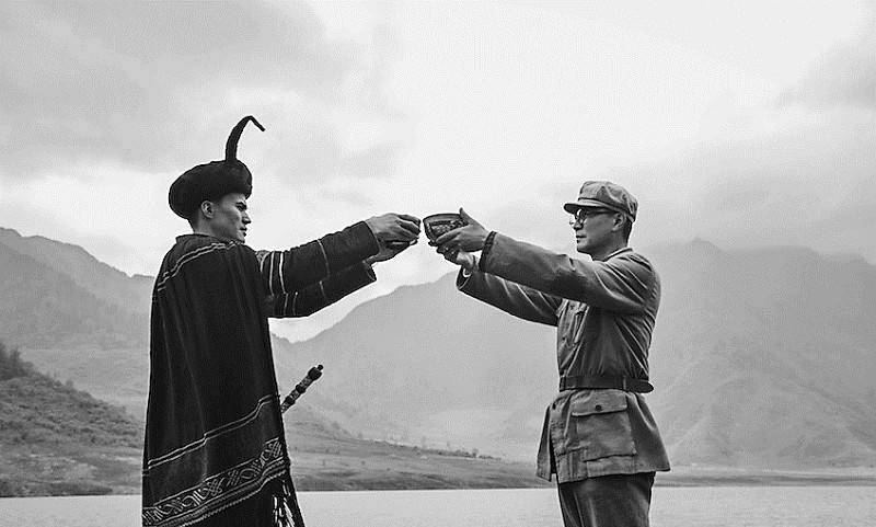 此后,当地彝族部落在彝海边上举行了隆重的结拜仪式.