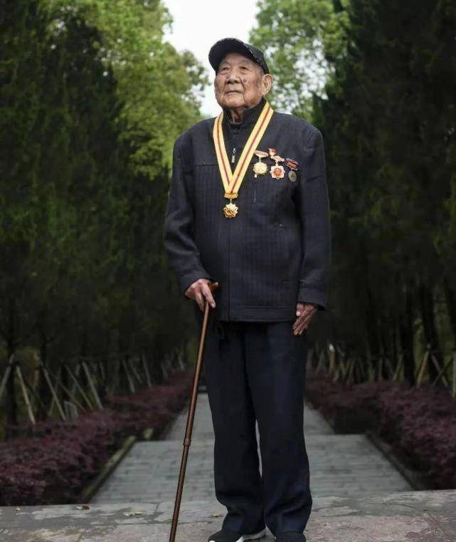 一位老兵,拿出来两枚特等功臣勋章,目前待遇怎样_胡兆富_汪正满_老人