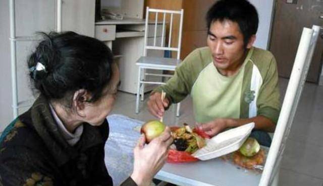 五跪求复读,带着"疯娘"住猪圈的"孝心大使",如今过得如何?