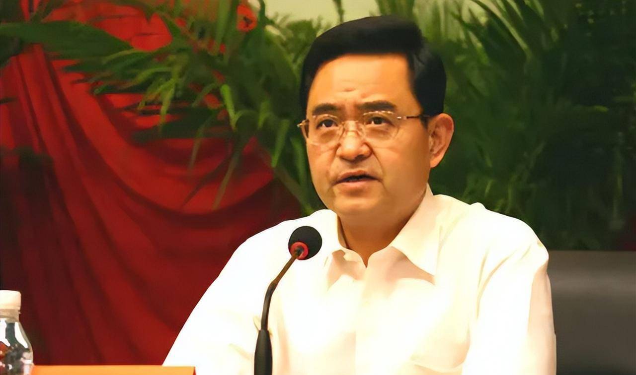 季允石:江苏省原省长,从政江苏20多年,深受百姓爱戴,今年77岁