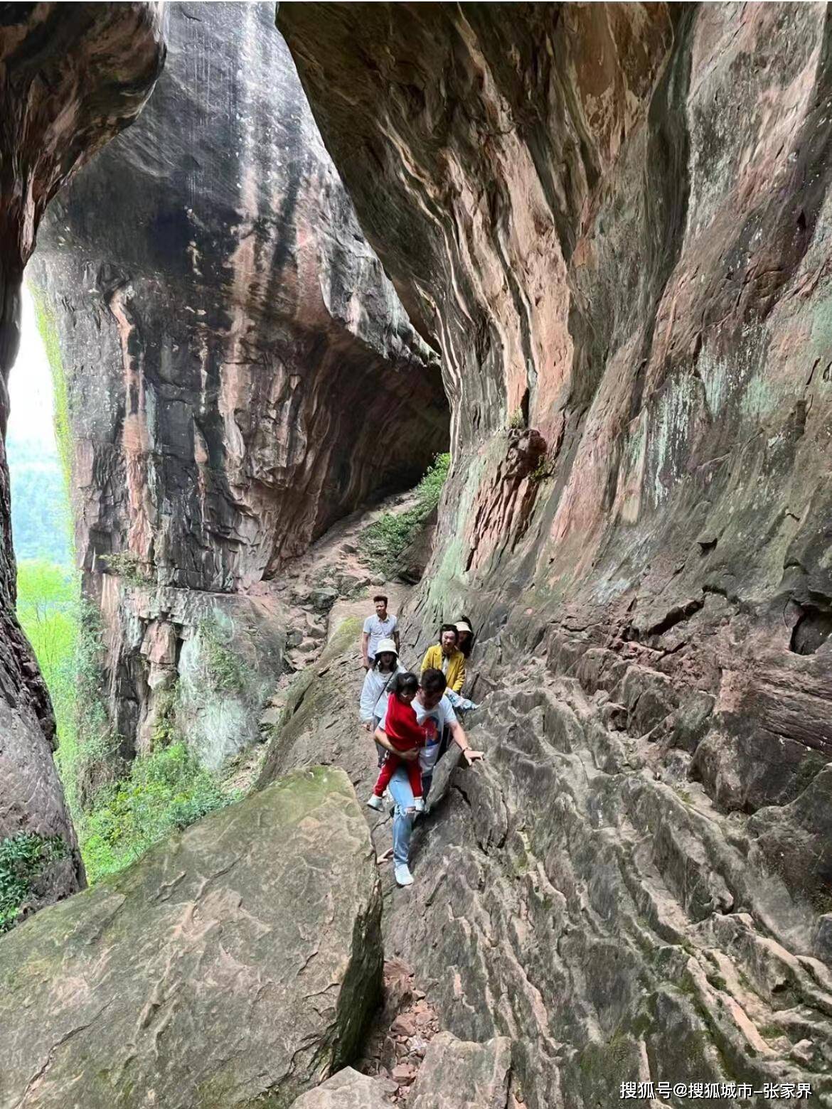 飞天山景区不仅自然风光秀丽,还蕴藏着丰富的人文历史.