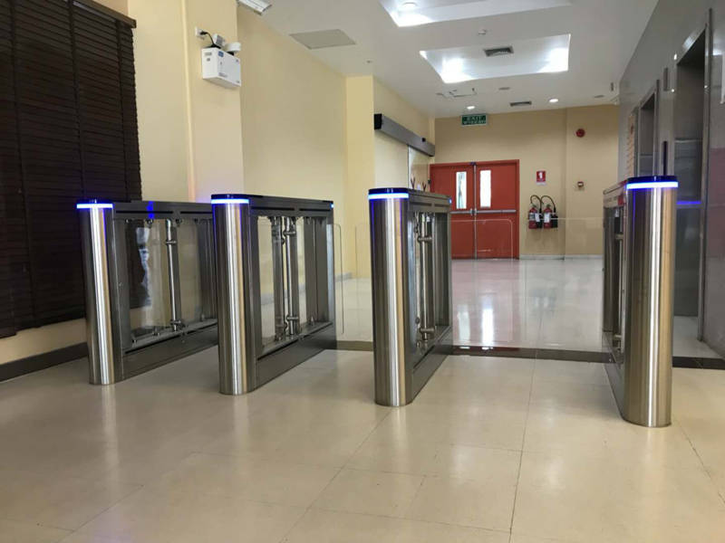 考虑到写字楼人员流动的特点,闸机可能支持多种通行