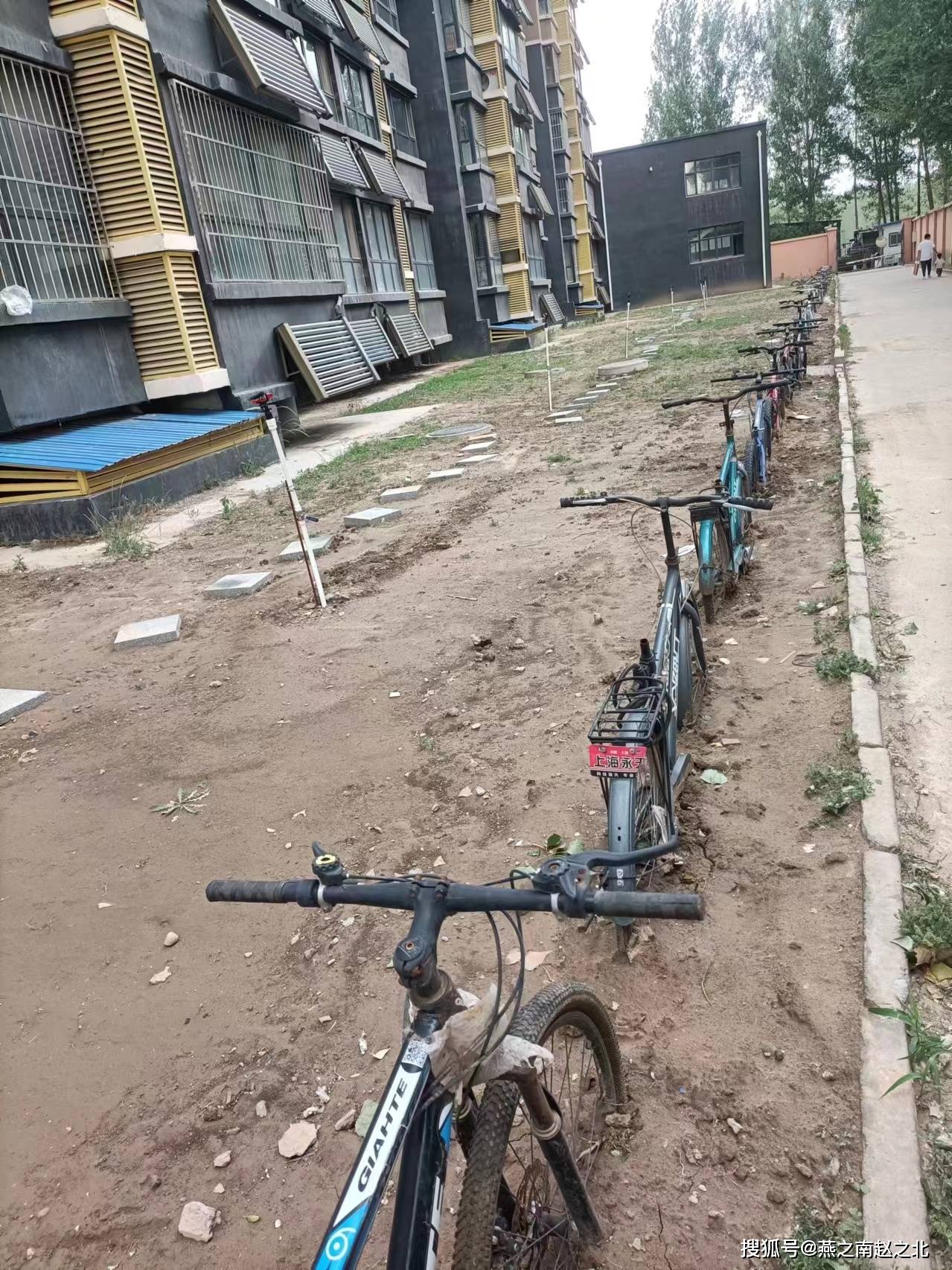 保定一小区绿地栽"僵尸自行车"当护栏,这创意该踩还是该赞?