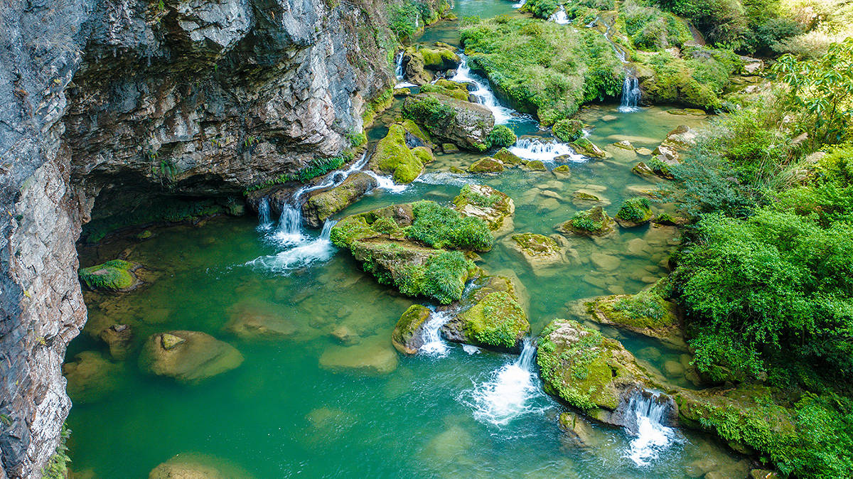 地下河穿出崖壁形成羊皮洞瀑布,贵阳暗流镇,看暗流河形成的瀑布