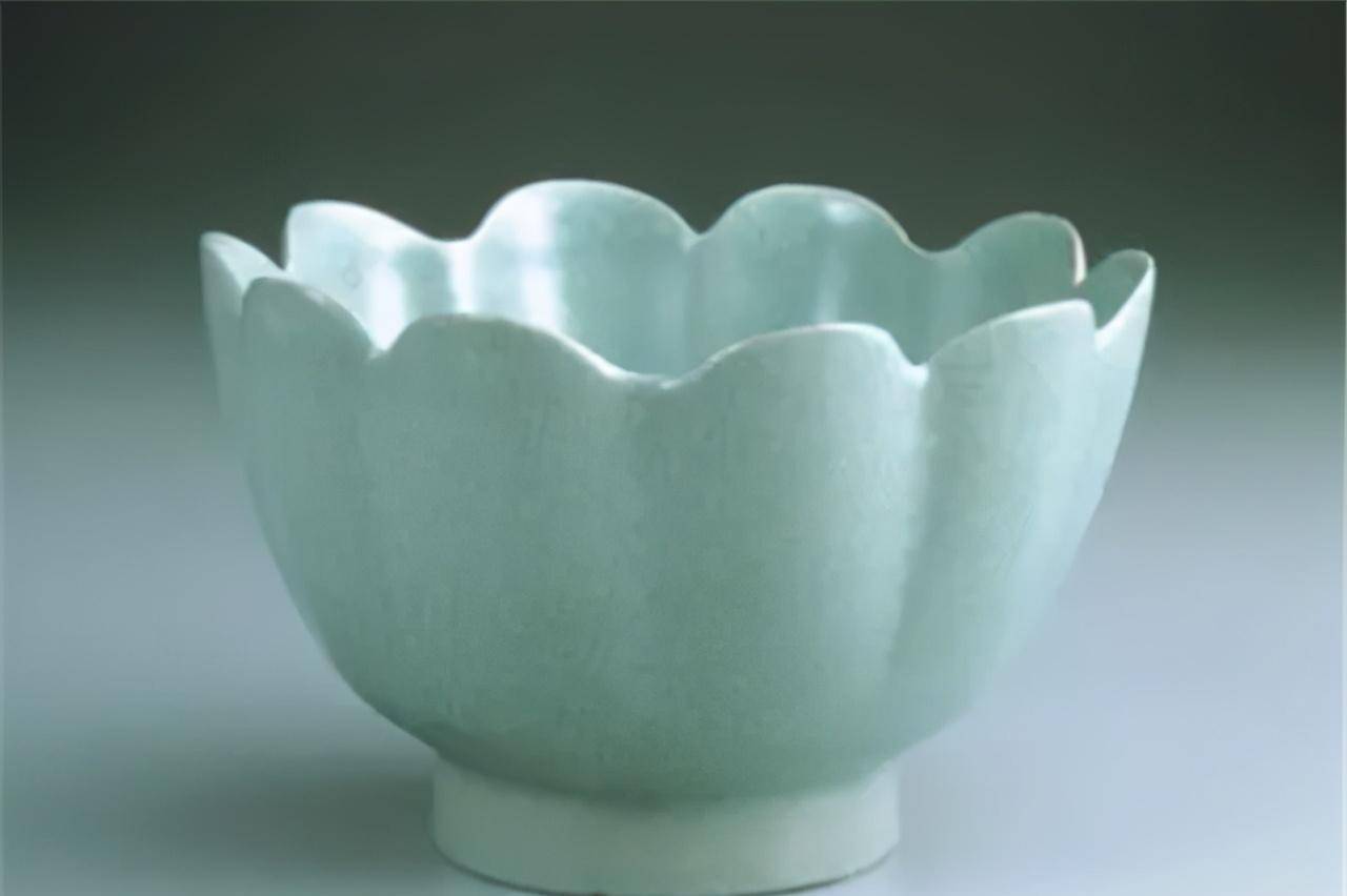 汝瓷中最为人乐道的便是青瓷,颜色也是有着天青,天蓝,豆绿,月白等.