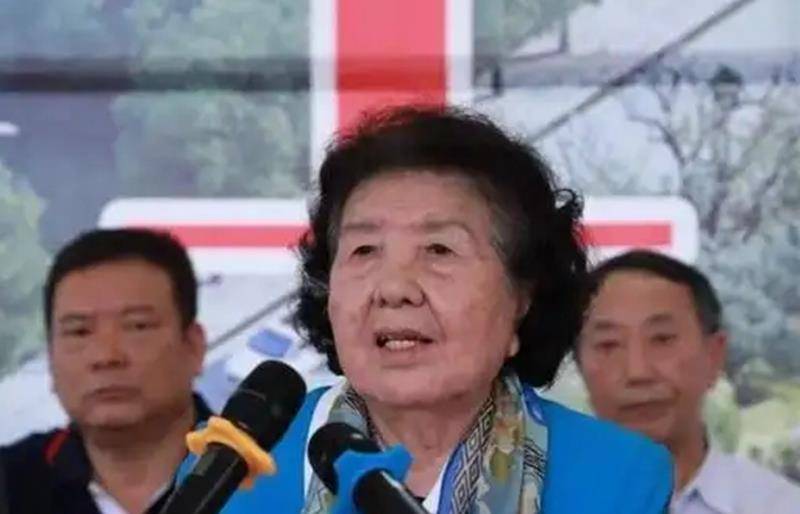 她曾担任江西省委书记,是我国第一个女省委书记,为官清正廉洁