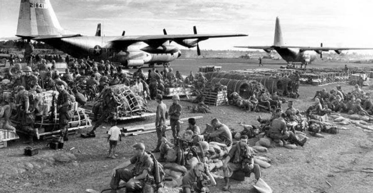 1998年张万年访美,美陆军司令一把将其抱住大喊:可算把你抓到了