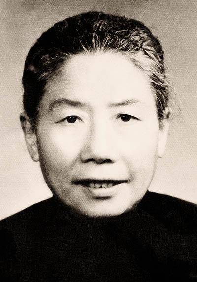 她是曾国藩的后人,终生未婚献给我国考古事业,55岁却跳塔自杀