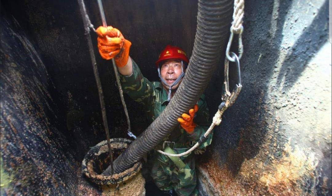 他是教材上家喻户晓的掏粪工,没人知道他也曾从军6年,立三等功_张喜忠