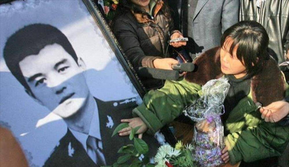 2007年,28岁的孟祥斌为救人不幸牺牲,他的妻子和女儿现状如何?