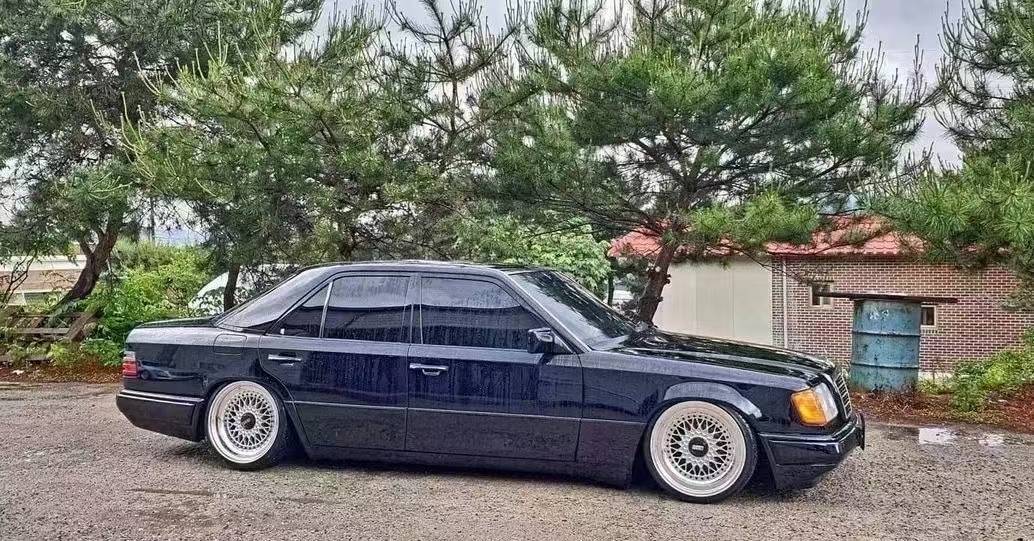 韩国改装艺术:奔驰e级w124的低趴风格姿态