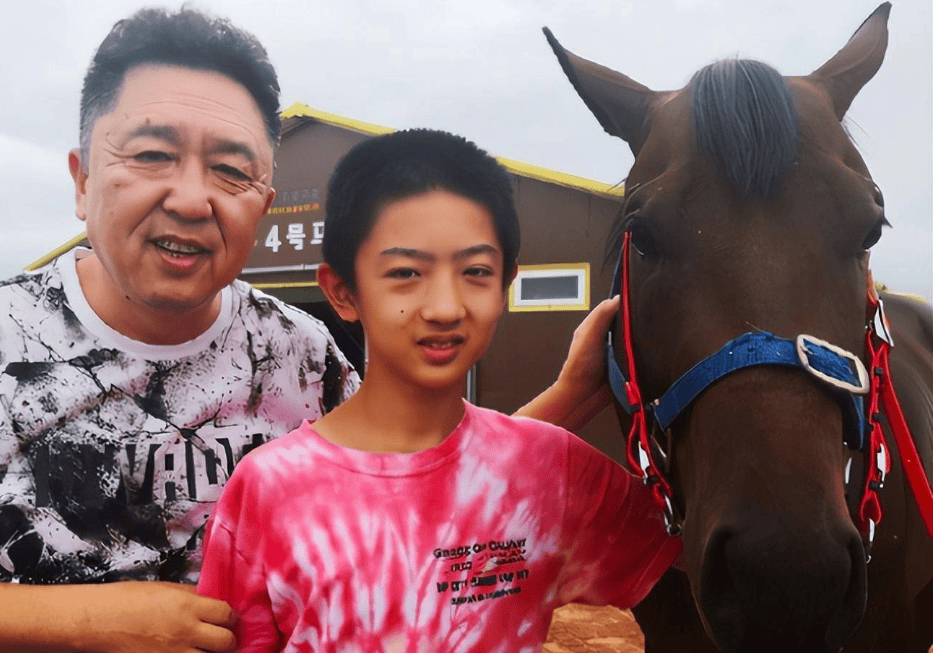 于云霆不仅继承了父母的优秀基因,更是展现出了非凡的个人才华和努力