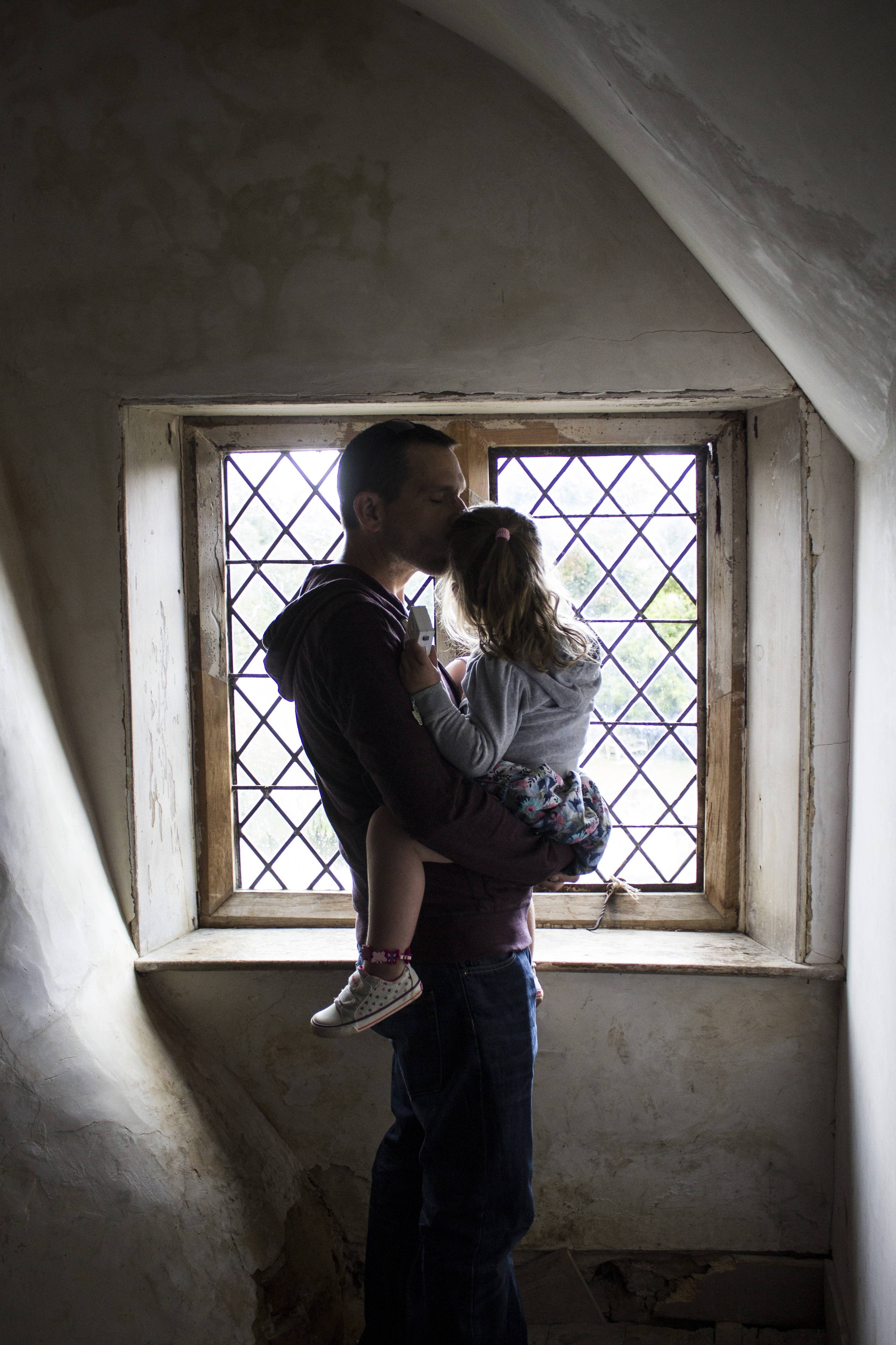 父女不正当关系,是否触碰道德法律双重红线?