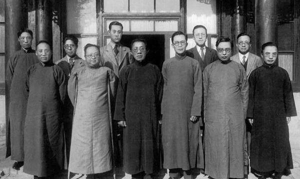 这个房子很是足够鲁迅一整个家族居住,于是鲁迅很是满意.