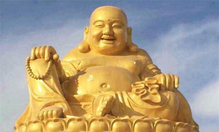 他因长得像弥勒佛走红,被富婆看中后带回家"供养",如今怎样?