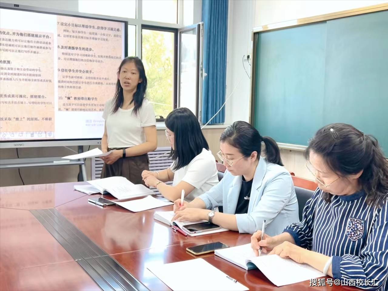 四年二班的宋琦老师发现最近班里不少同学出现了被动"内卷"的疲惫状态