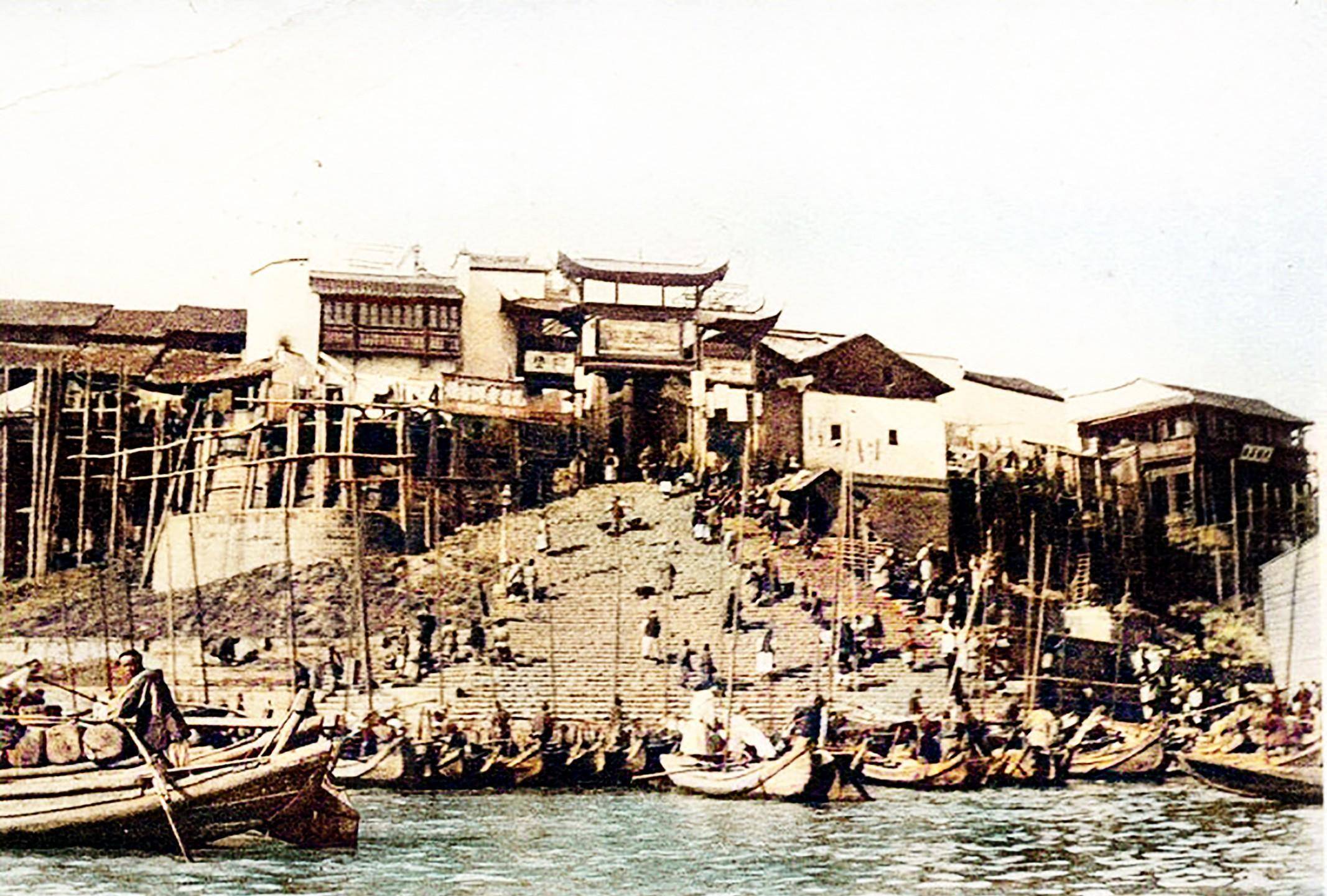 清末时期的汉口,江汉关不是现在的样子,江汉路边都是两层木楼